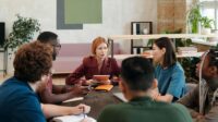 Apa Perbedaan Translator dan Interpreter? Ini Penjelasannya