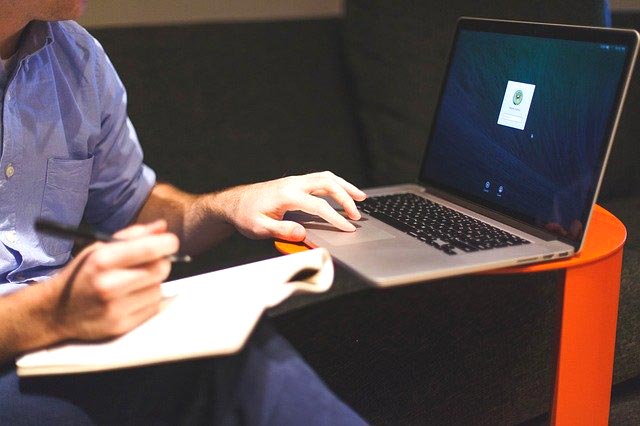 perbedaan translator dan intepreter